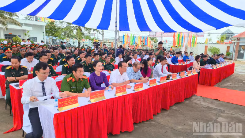 Quang cảnh đại biểu tham dự buổi lễ.