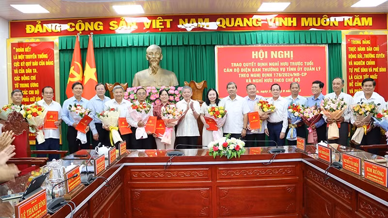 Các đồng chí Thường vụ Tỉnh ủy, Tỉnh ủy viên được Tỉnh ủy Trà Vinh trao quyết định nghỉ hưu theo Nghị định số 178/2024/NĐ-CP ngày 31/12/2024 của Chính phủ.