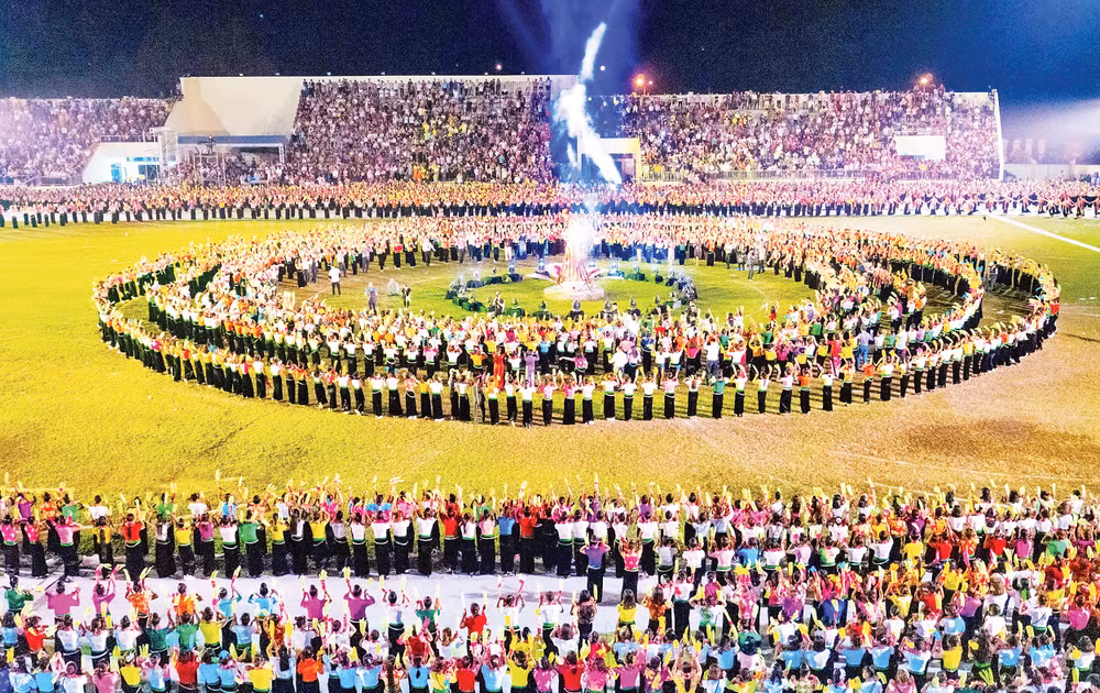 Nghệ thuật Xòe Thái, nét đặc trưng văn hóa của núi rừng Tây Bắc, qua những thăng trầm, được bao người giữ lửa, ngày càng rạng rỡ, lung linh. Ảnh: Nguyễn Tuấn Vũ