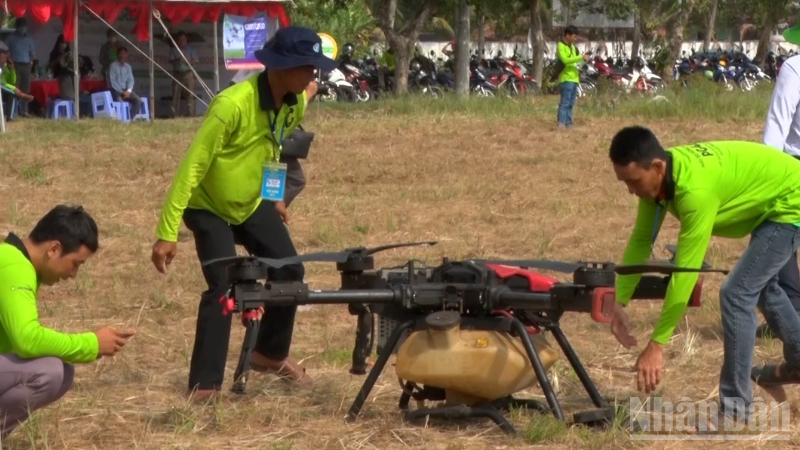 Nông dân tự vận hành và bảo đảm an toàn theo hướng dẫn của nhà cung cấp drone.