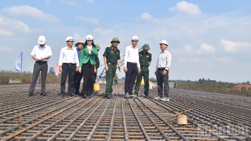 Cao tốc An Hữu-Cao Lãnh đang đẩy nhanh tiến độ nhằm tạo động lực cho tỉnh Đồng Tháp phát triển. 