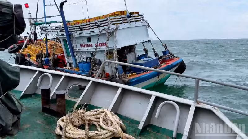 Tàu Hải đội 2, Bộ đội Biên phòng thành phố Cần Thơ tiếp cận vị trí tàu cá ST 94989 TS gặp nạn.