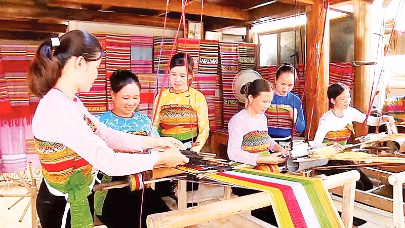 Nghề dệt thổ cẩm mang lại nguồn thu nhập đáng kể cho người dân.