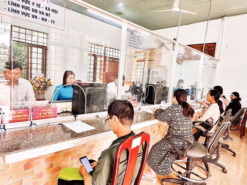 Công chức Trung tâm Phục vụ hành chính công phường giải quyết thủ tục hành chính phục vụ người dân.