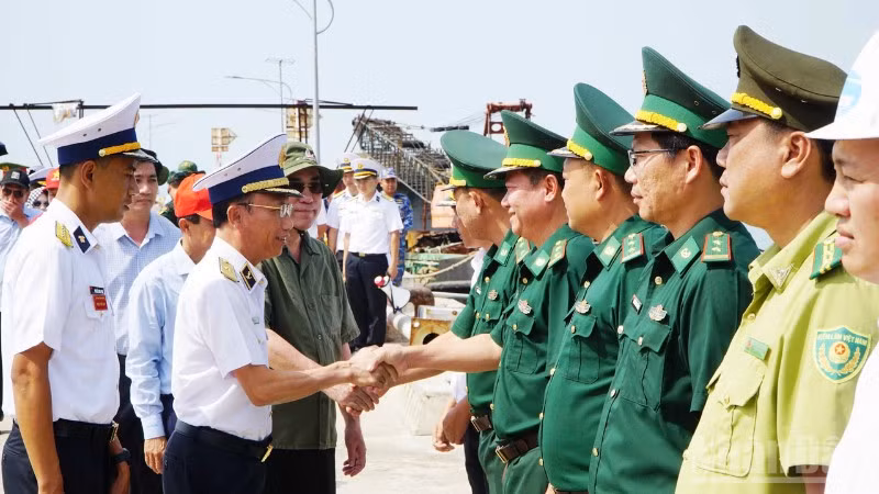 Đoàn công tác đến đảo Hòn Khoai.