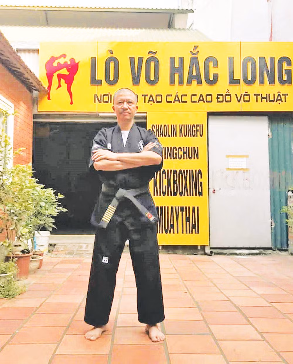 Võ sư, họa sĩ Hắc Long tại võ đường tư gia.