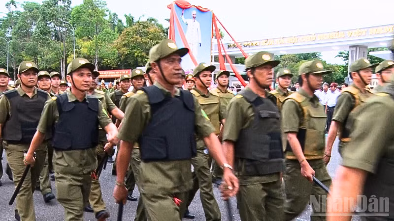 Ra mắt lực lượng an ninh trật tự cơ sở trấn áp các loại tội phạm trên địa bàn thành phố Cần Thơ.