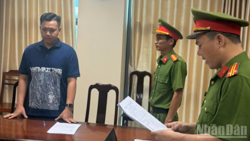 Đại diện Cơ quan Cảnh sát điều tra tống đạt các quyết định tố tụng đối với Huỳnh Thanh Hiển, chủ cửa hàng Thanh Hiển Luxury. (Ảnh: CÔNG BẰNG)