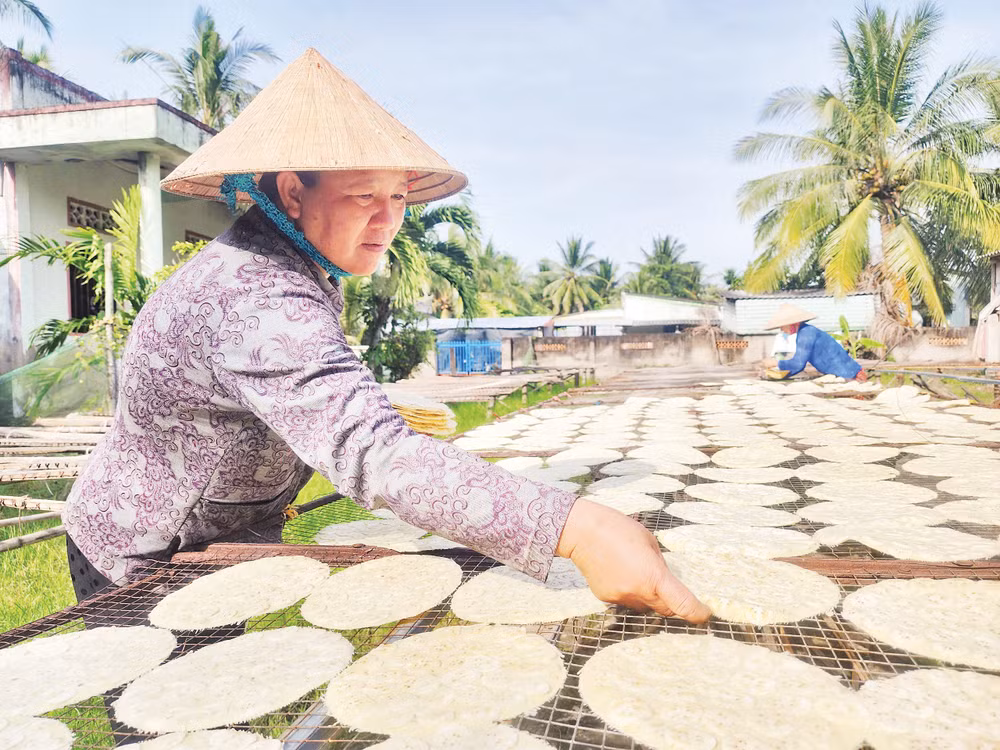 Bà Trần Thị Bảy, chủ cơ sở Mười Thiết lặng lẽ giữ nghề bánh xưa.