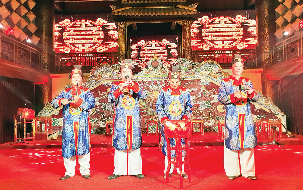 Biểu diễn nhạc cung đình tại nhà hát Duyệt Thị Đường (nằm giữa Hoàng thành Huế). Đây là nhà hát cổ nhất của Việt Nam, được xây dựng dưới thời Vua Minh Mạng vào năm 1826. Ảnh: Khiếu Minh