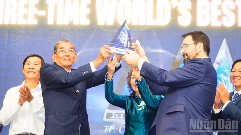 Chủ tịch tổ chức The Rice Trader trao cúp “Gạo ngon nhất thế giới năm 2025” cho kỹ sư Hồ Quang Cua.