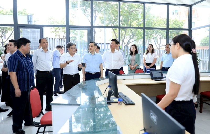 Lãnh đạo Ủy ban nhân dân thành phố khảo sát, kiểm tra việc vận hành chính quyền địa phương hai cấp tại trụ sở phường Tây Hồ. (Ảnh: Hương Ly)