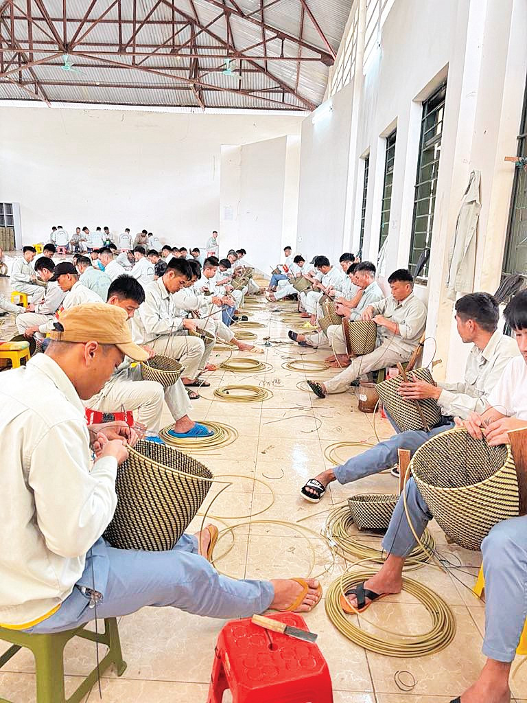 Một lớp học nghề thủ công mỹ nghệ tại Cơ sở cai nghiện ma túy tỉnh Điện Biên.