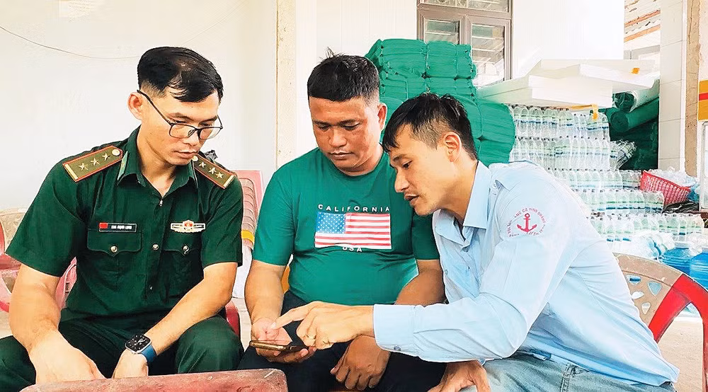 Ngư dân Quảng Ngãi khai báo xuất nhập bến, ghi nhật ký khai thác chỉ bằng vài thao tác trên điện thoại thông minh.