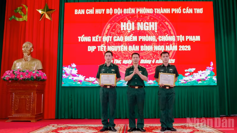 Đại tá Phạm Lê Xuân Bình, Chỉ huy trưởng Bộ đội Biên phòng thành phố trao giấy khen cho các tập thể.