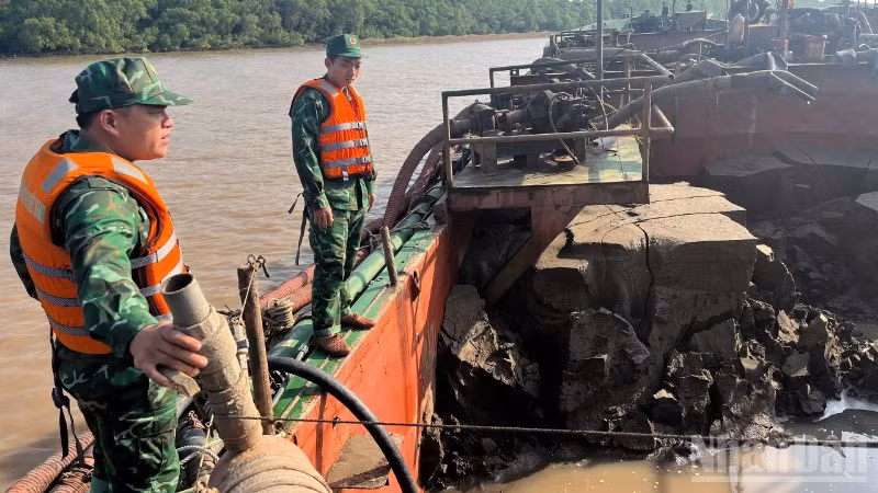 Tổ công tác kiểm tra phương tiện vi phạm trên biển. 