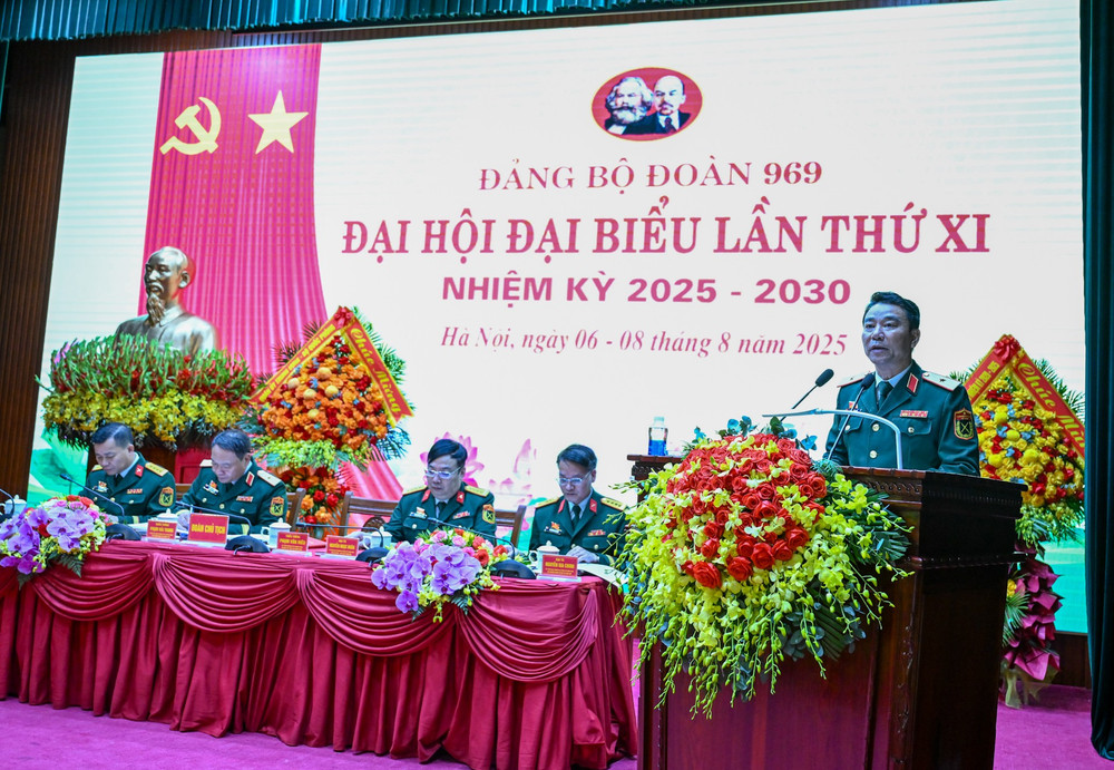 Thiếu tướng Phạm Văn Hiếu, Bí thư Đảng ủy Đoàn 969, Chính ủy Bộ Tư lệnh Lăng Chủ tịch Hồ Chí Minh trình bày báo cáo chính trị tại Đại hội. (Ảnh: DUY LINH) thieu-tuong-pham-van-hieu-bi-thu-dang-uy-doan-969-chinh-uy-bo-tu-lenh-lang-chu-tich-ho-chi-minh-trinh-bay-bao-cao-chinh-tri-tai-dai-hoi-anh-duy-linh.jpg