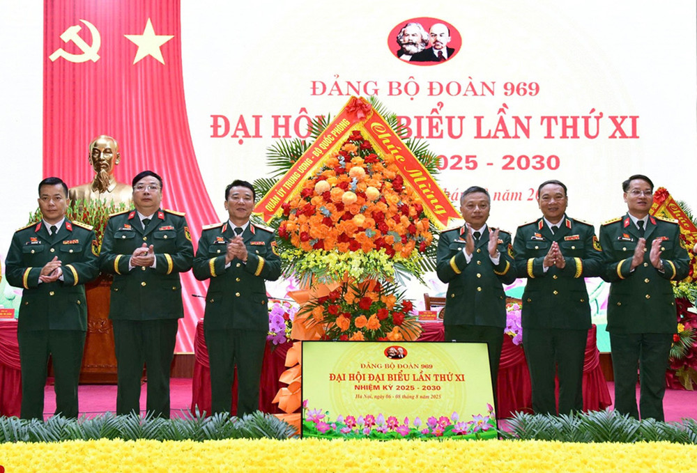 Thượng tướng Lê Quang Minh tặng hoa chúc mừng Đại hội. (Ảnh: DUY LINH) thuong-tuong-le-quang-minh-tang-hoa-chuc-mung-dai-hoi-anh-duy-linh.jpg