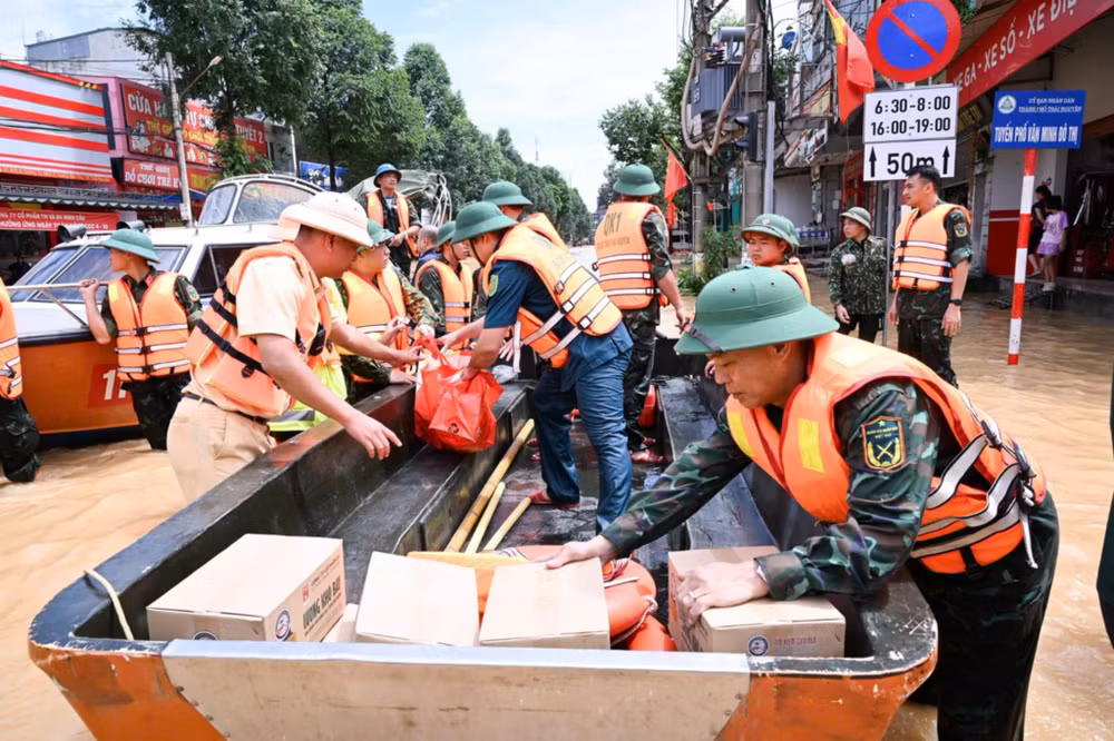 Các lực lượng Quân đội và Công an chở nhu yếu phẩm tiếp tế cho người dân vùng bị ngập lụt ở Thái Nguyên. (Ảnh: TRẦN HẢI)