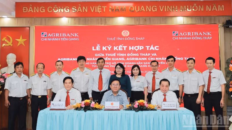 Thuế tỉnh Đồng Tháp và Ngân hàng Agribank chi nhánh Tiền Giang, Đồng Tháp ký cam kết đồng hành hỗ trợ hộ kinh doanh và doanh nghiệp.
