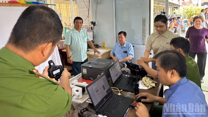 ndo_br_cong-an-xa-thuc-hien-thu-tuc-doi-the-dang-vien-tren-nen-tang-co-so-du-lieu-quoc-gia-ve-dan-cu-anh-long-giang-8062.jpg