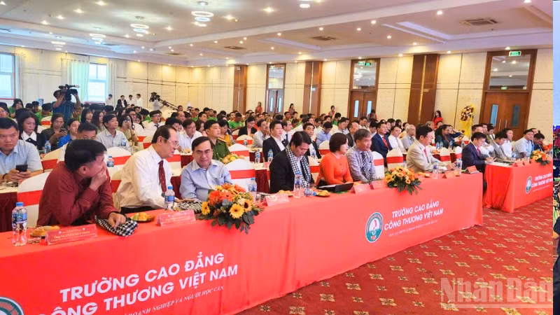 Đại biểu tham dự Lễ Khai giảng.