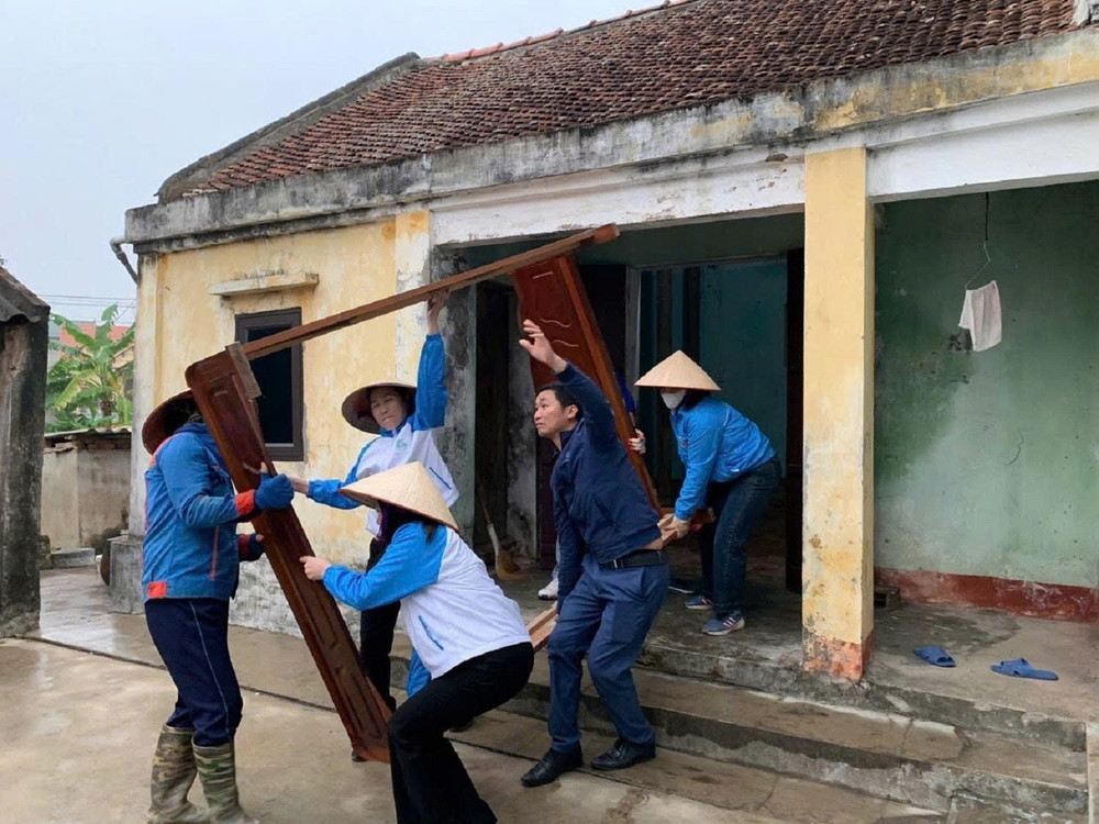 Các lực lượng hỗ trợ người dân huyện Cẩm Giàng, tỉnh Hải Dương xóa nhà tạm, nhà dột nát. Ảnh: Tuấn Sỹ