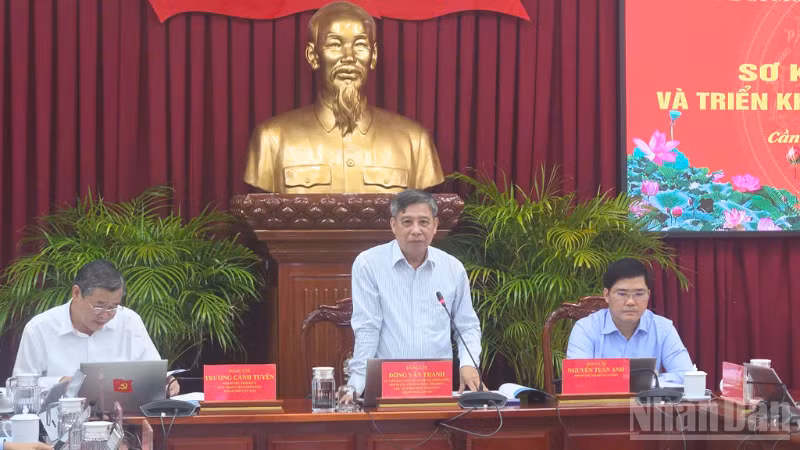 Đồng chí Đồng Văn Thanh, Ủy viên Trung ương Đảng, Phó Bí thư Thường trực Thành ủy, Chủ tịch Hội đồng nhân dân thành phố Cần Thơ, phát biểu tại hội nghị.