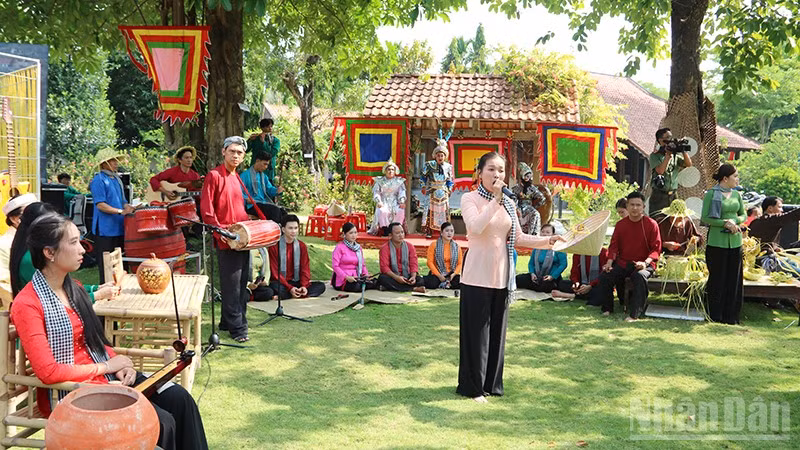 Tiết mục văn nghệ dân tộc Kinh tại Ngày hội Văn hóa các dân tộc tỉnh Vĩnh Long.