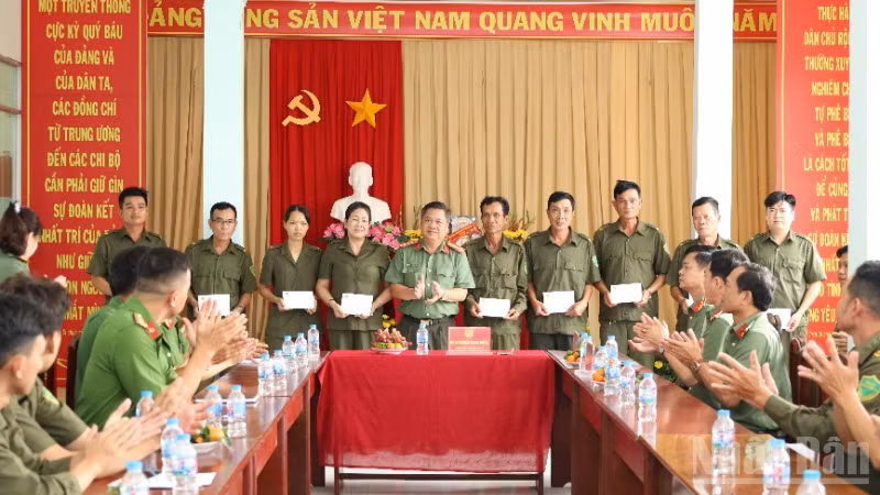 Đại tá Nguyễn Thanh Tràng, Phó Giám đốc Công an thành phố Cần Thơ thăm, tặng quà lực lượng tham gia bảo vệ an ninh, trật tự ở cơ sở.