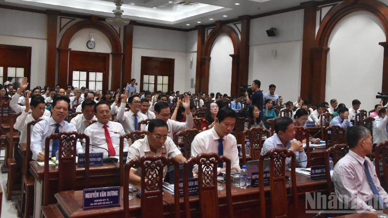 Đại biểu biểu quyết thông qua nghị quyết. ndo_br_dsc-0594-6094.jpg