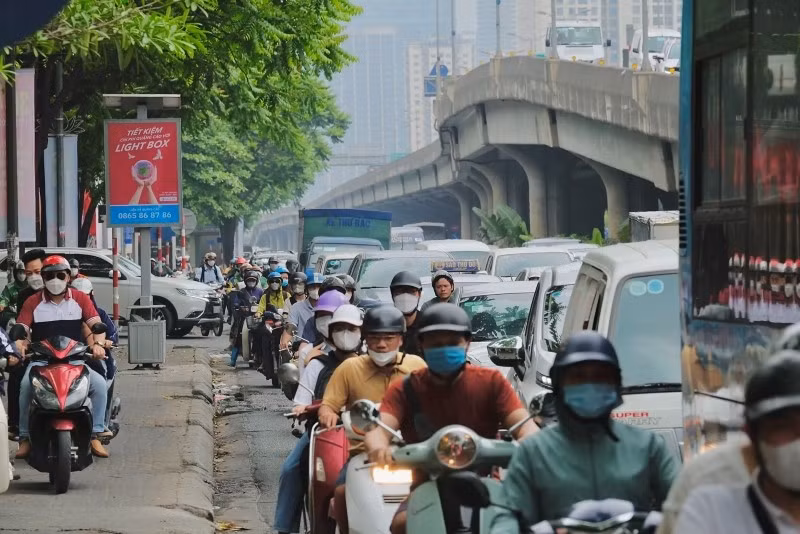 Hà Nội đang lấy ý kiến để hỗ trợ người dân chuyển đổi xe máy chạy xăng sang phương tiện xanh.