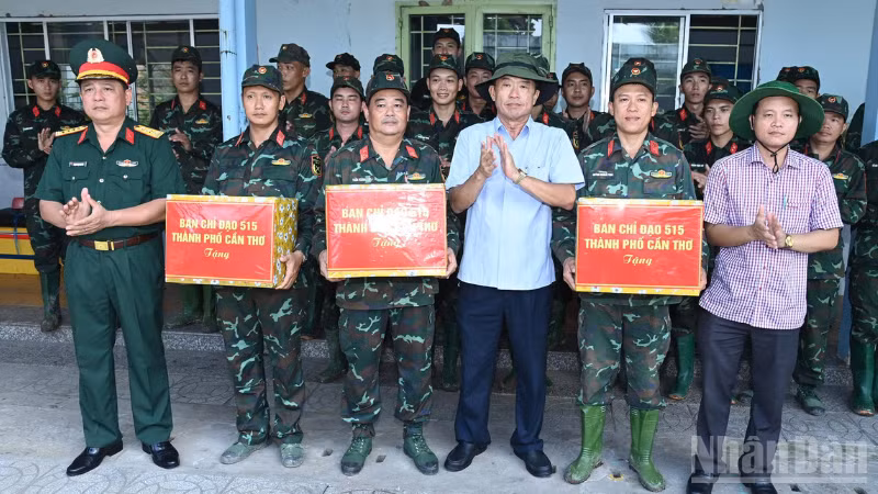 Ban Chỉ đạo 515 thành phố Cần Thơ thăm, tặng quà Đội Tìm kiếm, quy tập hài cốt liệt sĩ tại xã Phong Điền. (Ảnh: Văn Út)