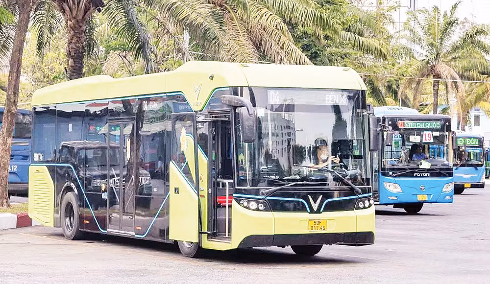 Xe sử dụng năng lượng sạch sẽ có tem kiểm định mầu xanh lá. Ảnh: Đạt Thành