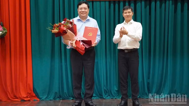 Đồng chí Phạm Thành Ngại (bên trái) nhận Quyết định giữ chức Phó Bí thư Tỉnh ủy Đồng Tháp, nhiệm kỳ 2025-2030.