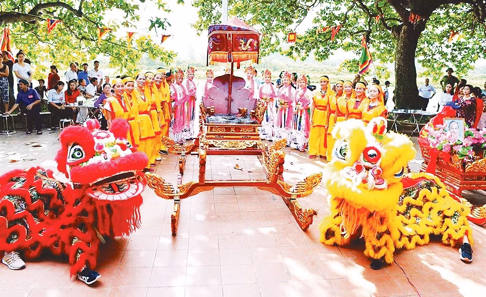 Nghi lễ trước khi trình diễn hò Cửa Đình và múa Bài bông. Ảnh: KHÁNH VY 