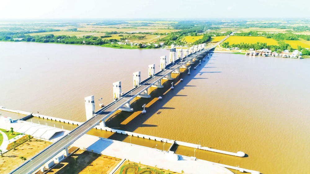 Dự án cống Cái Lớn-Cái Bé giai đoạn 1 giúp kiểm soát mặn, giữ ngọt cho vùng bán đảo Cà Mau. Ảnh: Phương Bằng