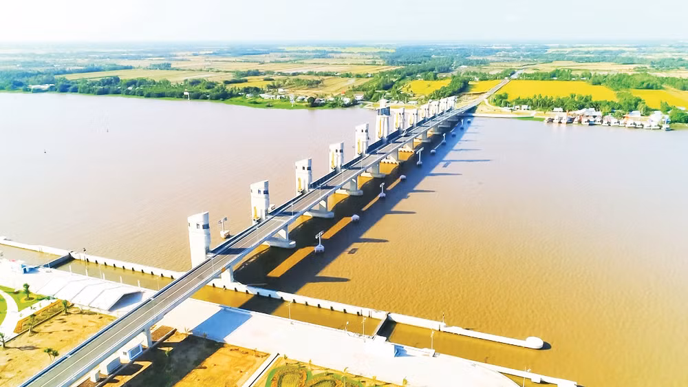 Dự án cống Cái Lớn-Cái Bé giai đoạn 1 giúp kiểm soát mặn, giữ ngọt cho vùng bán đảo Cà Mau. Ảnh: Phương Bằng