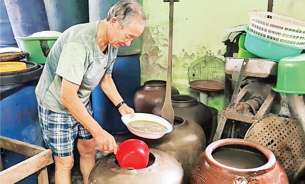 Người dân Nam Ô gìn giữ nghề làm nước mắm truyền thống, từ nguồn cá đánh bắt ven bờ. anh-4-nguoi-dan-nam-o-gin-giu-nghe-lam-nuoc-mam-truyen-thong-tu-nguon-ca-danh-bat-ven-bo.jpg