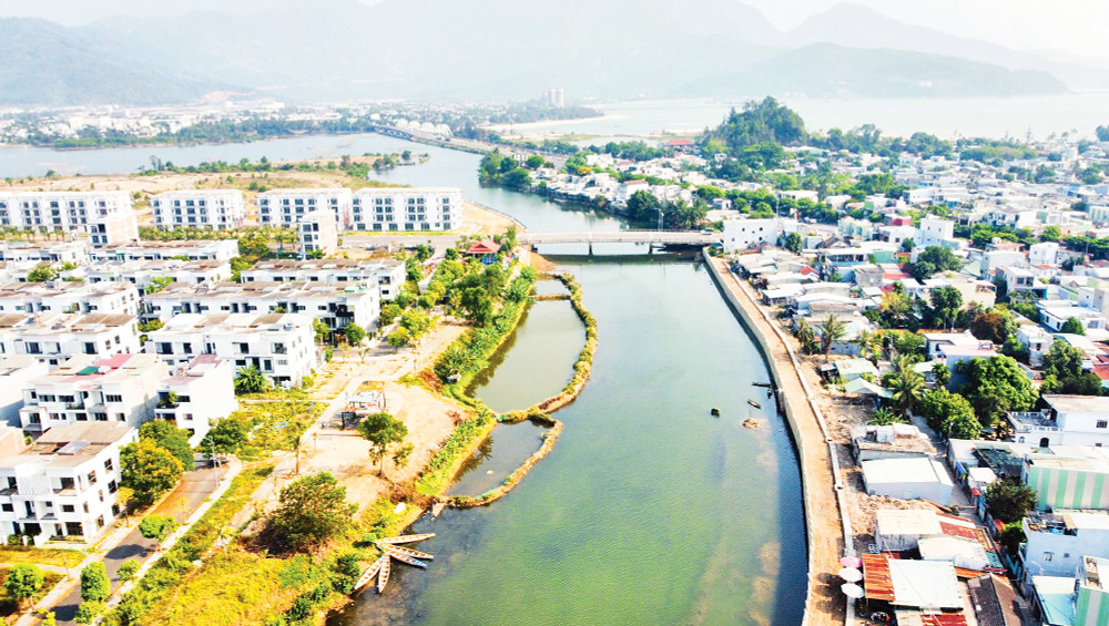 Nhìn từ trên cao, làng chài Nam Ô hiện lên với vẻ bình dị, đang dần giao thoa cùng các khu đô thị mới ven sông Cu Đê. anh-1-nhin-tu-tren-cao-lang-chai-nam-o-hien-len-voi-ve-binh-di-dang-dan-giao-thoa-cung-cac-khu-do-thi-moi-ven-song-cu-de.jpg