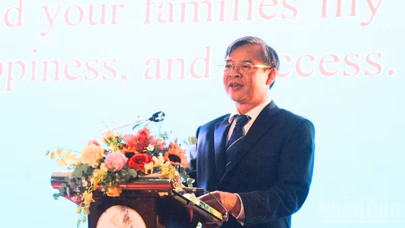 Ông Trương Cảnh Tuyên, Chủ tịch Ủy ban nhân dân thành phố Cần Thơ chúc mừng năm mới.