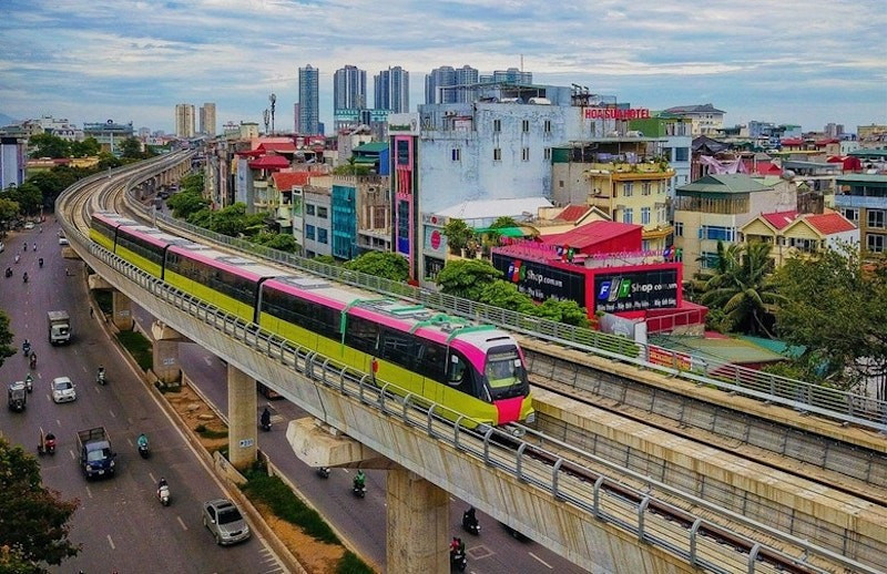 Đường sắt đô thị tại Hà Nội ngày càng thu hút người dân sử dụng. nhon.jpg