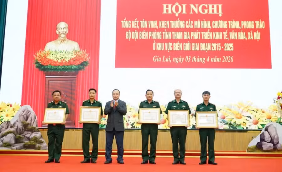 Khen thưởng các tập thể, cá nhân có thành tích nổi bật trong thực hiện mô hình giúp dân giai đoạn 2015-2025.