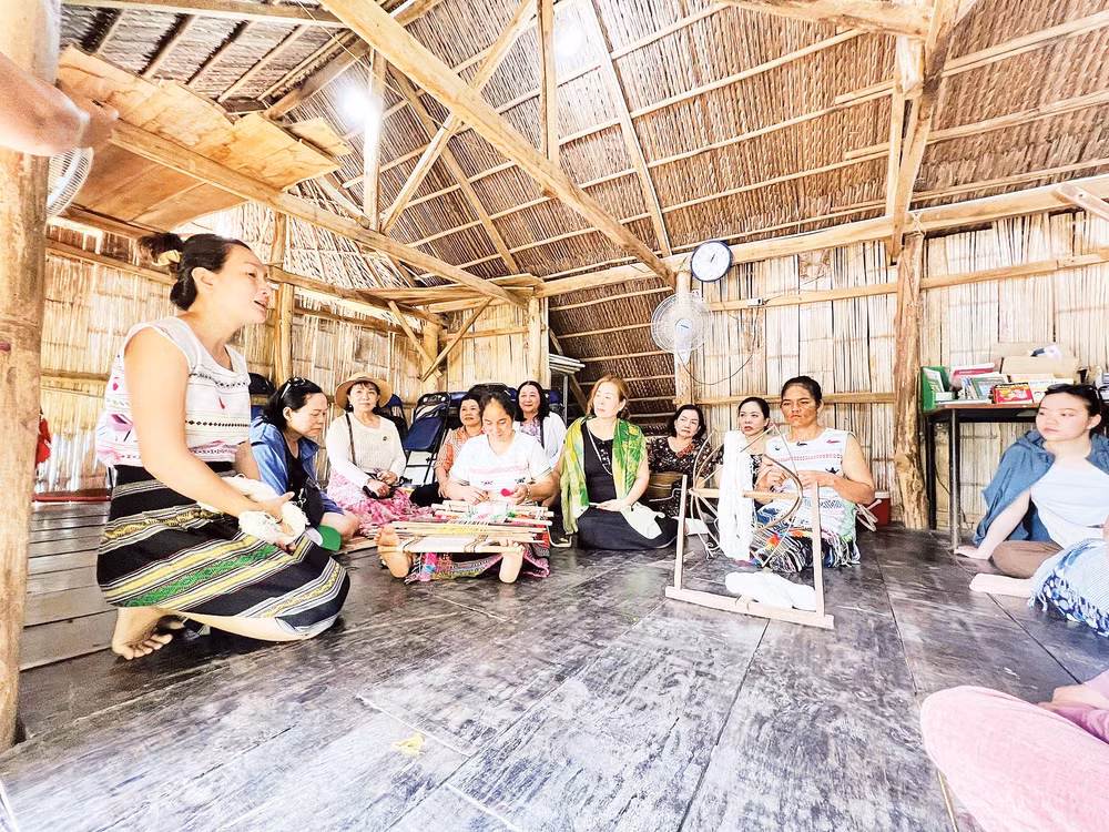 Ka’ Hương giới thiệu nghề dệt thổ cẩm người Mạ cho du khách.
