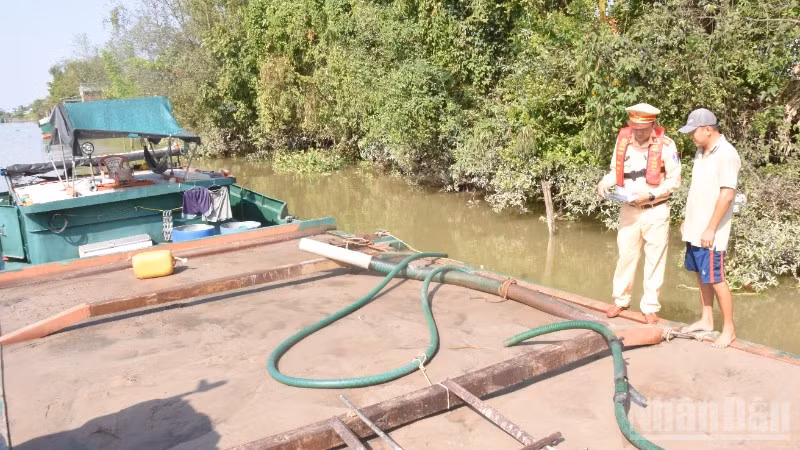 Lực lượng Công an tiến hành kiểm tra phương tiện có dấu hiệu vi phạm.