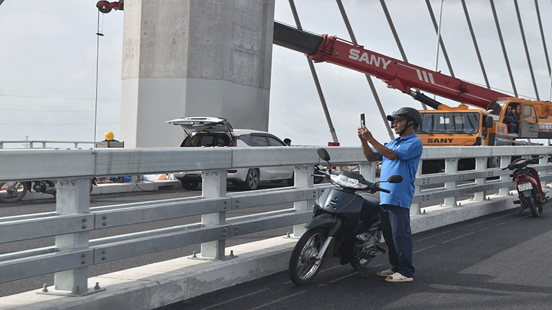 Một người dân dừng xe giữa cầu để chụp ảnh. dsc-0892.jpg