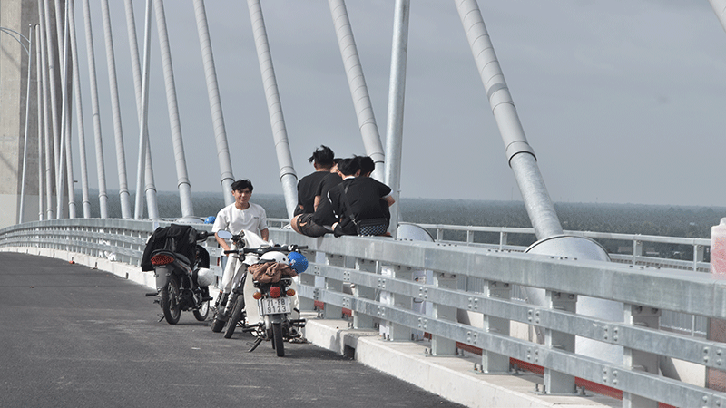 Một số bạn trẻ ngồi giữa cầu hóng mát. dsc-0902.jpg
