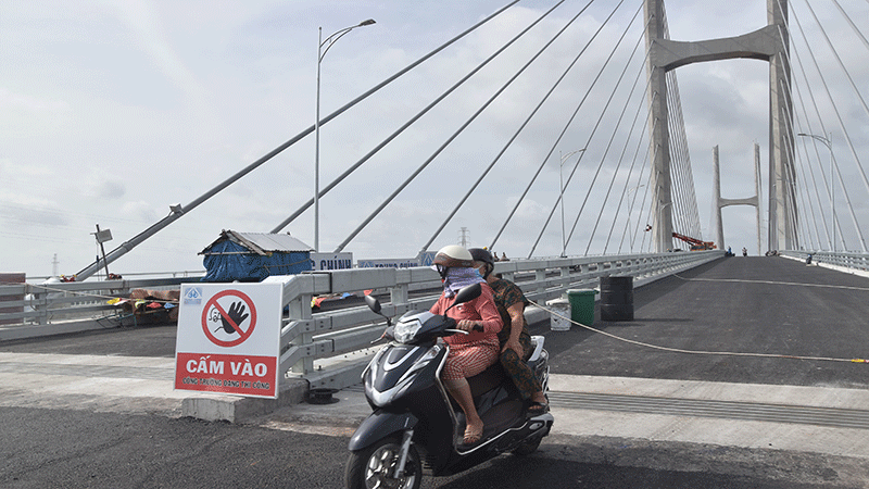 Cầu có bảng cấm nhưng người dân vẫn lưu thông qua lại. dsc-0886.jpg