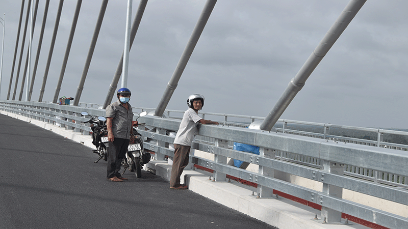 Người dân dừng xe giữa cầu để ngắm cảnh. dsc-0896.jpg