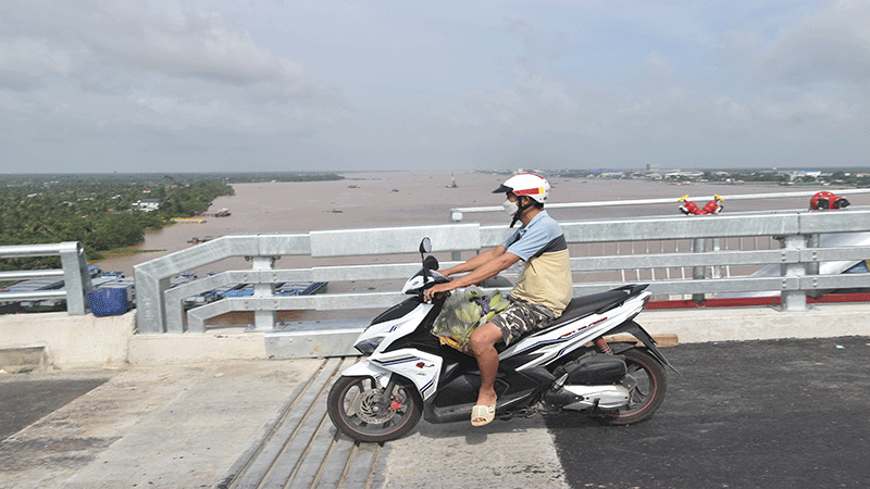 Người dân chở trái cây lưu thông qua cầu. dsc-0916.jpg